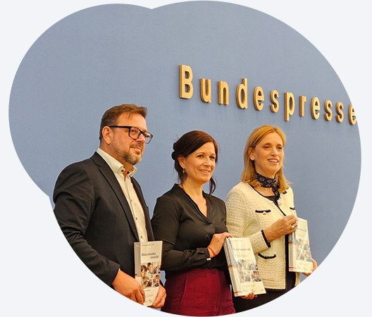 Banner mit Veranstaltungsausschnitten, Auschnitt aus der Bundespressekonfernz zum Bildungsbericht