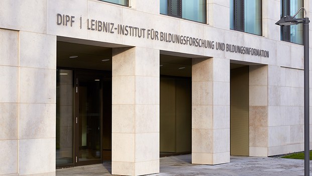 „Ausgezeichnet etablierte Infrastrukturen und sehr überzeugende Forschungsergebnisse“: Evaluation des DIPF durch die Leibniz-Gemeinschaft