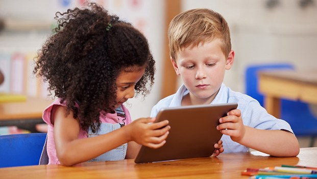 Medienkompetenz: „Idealerweise werden die Themen in die bestehenden Fächer eingebettet“