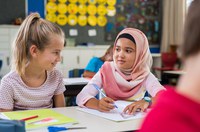 Berliner Willkommensklassen: Positive Einschätzungen für den Spracherwerb, Integration in den Schulalltag ausbaufähig