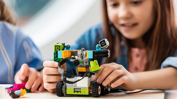 MINT-Stereotype: Lehrkräfte rechnen bei Mädchen vor allem in Technik und Informatik mit geringeren Kompetenzen