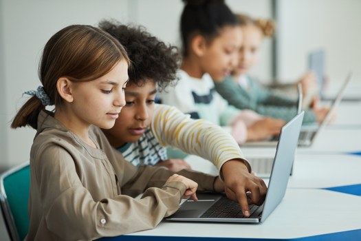 Zwischen Klassenzimmer und Kinderzimmer: Die sozialen Unterschiede in den digitalen Kompetenzen steigen