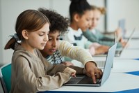 Zwischen Klassenzimmer und Kinderzimmer: Die sozialen Unterschiede in den digitalen Kompetenzen steigen