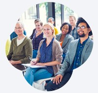 Schmuckbild: Personen, die zuhören in einem Raum