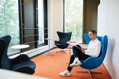 Loungebereich der Frankfurter Forschungsbibliothek