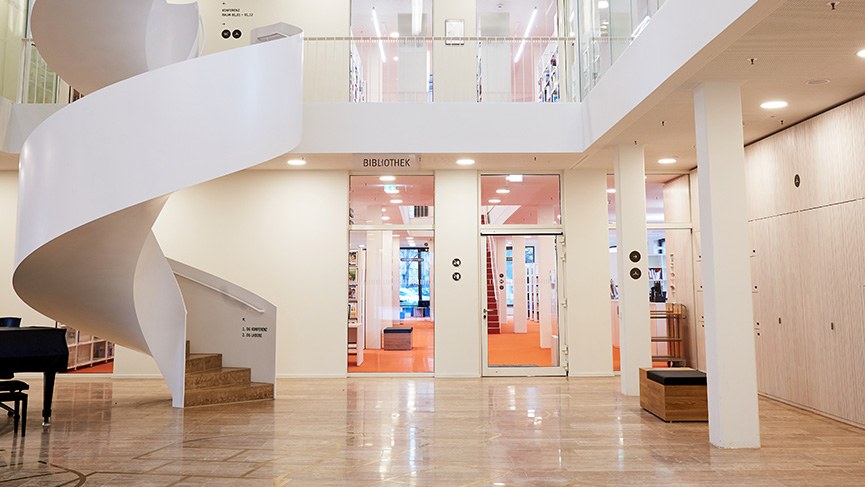 Schmuckbild: Atrium mit Blick auf die Frankfurter Forschungsbibliothek