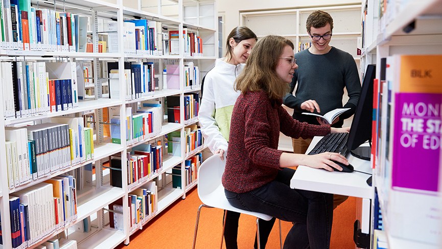 Schmuckbild: Blick in die Frankfurter Forschungsbibliothek